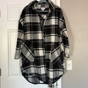 Evereve Plaid Black White Fleece Shacket Long Coat Fall Autumn